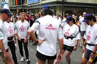 Halbmarathon-Laufgruppe beim Dehnen und Strecken
